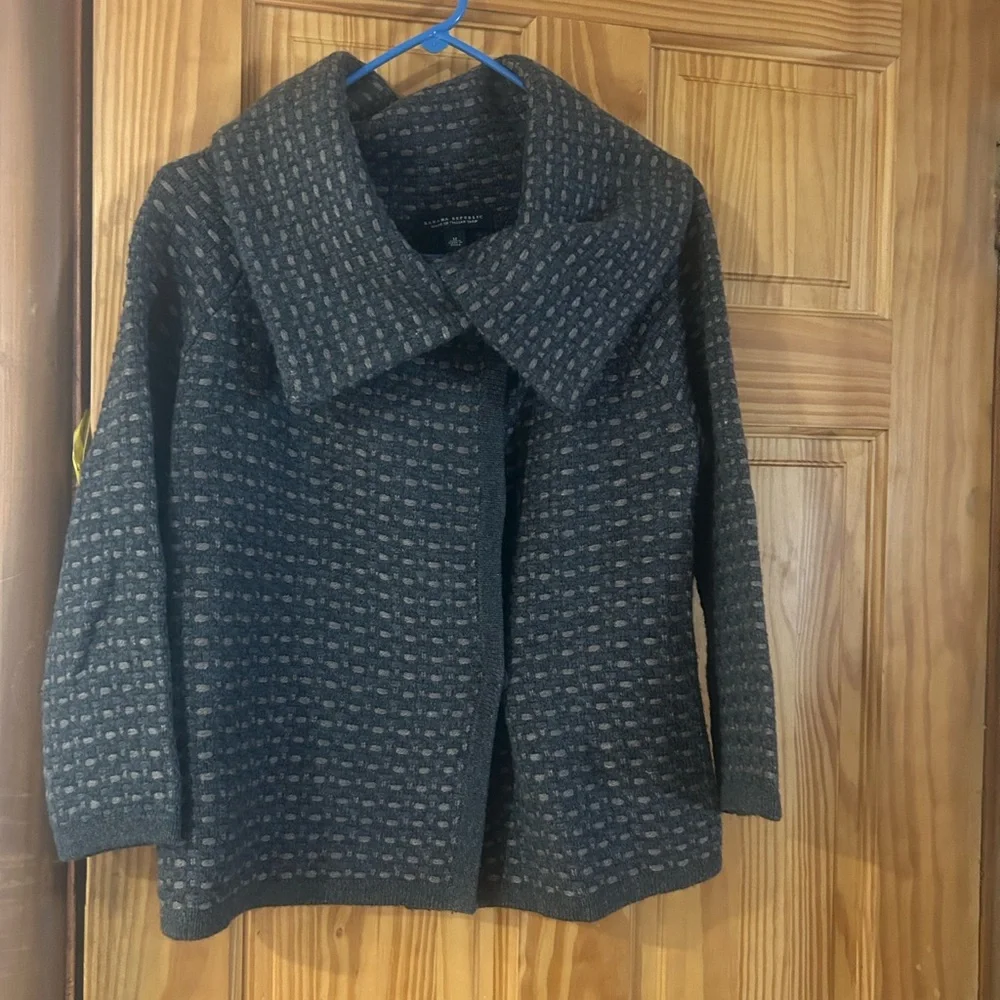 Chic Textured Jacket in Black and Gray - Picture 1 of 2